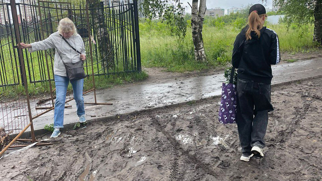 Из-за реконструкции теплосетей в районе ВлГУ люди вынуждены ходить по грязи и лужам